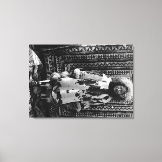 Eskimo Girl die kleding draagt van Alaska Canvas Afdruk (Voorkant)