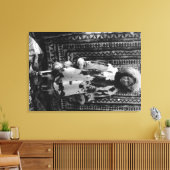 Eskimo Girl die kleding draagt van Alaska Canvas Afdruk (Insitu (Woonkamer))