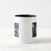 Eskimo Girl die kleding draagt van Alaska Mok (Midden)