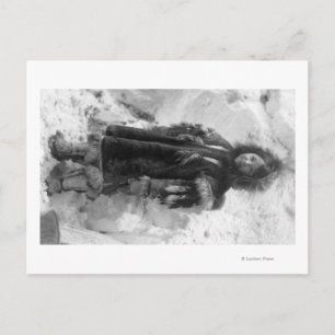 Eskimo Girl in een parka in Nome, Alaska Briefkaart