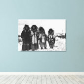 Eskimo-vrouwen op Alaska-foto Canvas Afdruk (Insitu (Houten vloer))