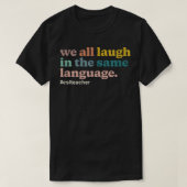 ESL-leraar We lachen allemaal in dezelfde taal. Ko T-shirt (Design voorkant)