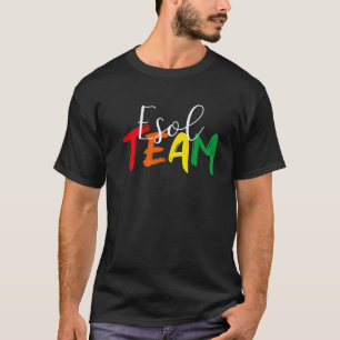 ESOL Team doceert haar regenboogkleuren op de eers T-shirt