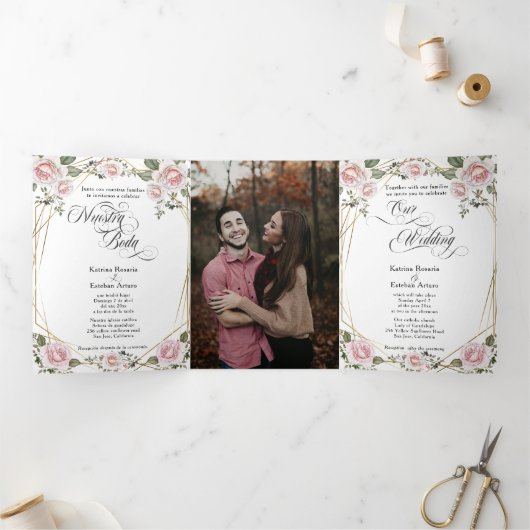 Español Engels Rosas Blush Roze Rozen Drieluik Uitnodiging (Binnen)