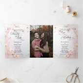 Español Engels Roze Daisies Margaritas Rosas Drieluik Uitnodiging (Binnen)