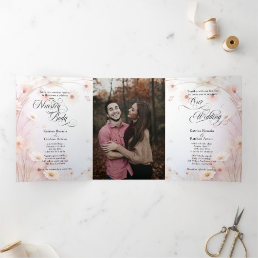 Español Engels Roze Daisies Margaritas Rosas Drieluik Uitnodiging (Binnen)