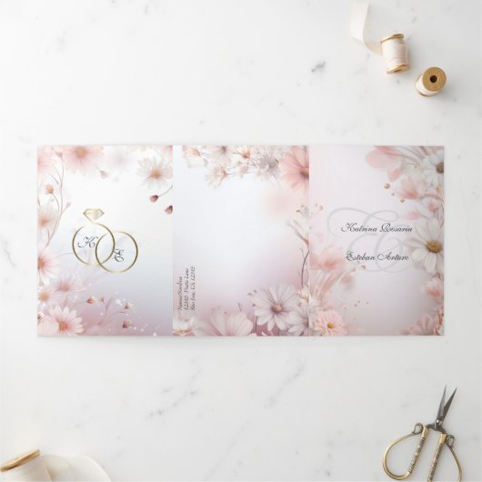 Español Engels Roze Daisies Margaritas Rosas Drieluik Uitnodiging (Buitenkant)