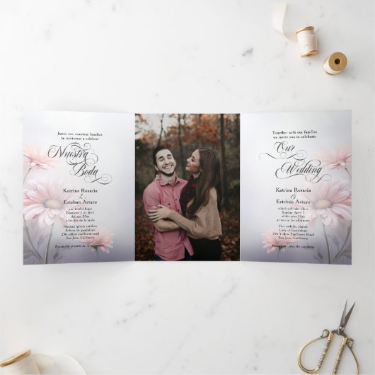 Español Engels Roze Daisies Margaritas Rosas Drieluik Uitnodiging (Binnen)