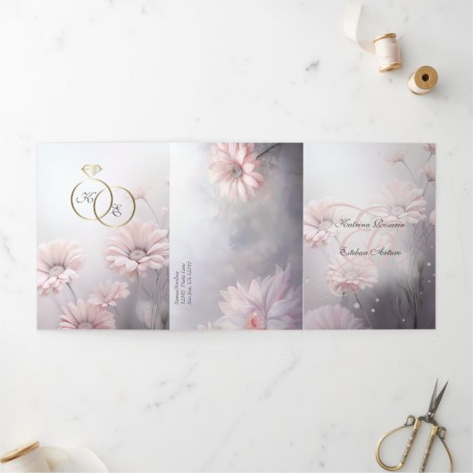 Español Engels Roze Daisies Margaritas Rosas Drieluik Uitnodiging (Buitenkant)