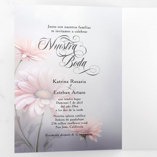 Español Engels Roze Daisies Margaritas Rosas Drieluik Uitnodiging (Binnenzijde eerst)
