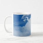 Esperanto hier gesproken over troebele aarde koffiemok (Links)