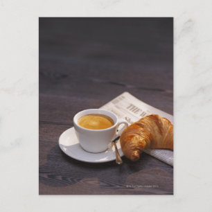 espresso , croissant en krant briefkaart