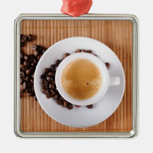Espresso cup op een mat metalen ornament