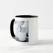 Espresso-machine maakt koffie mok (Voorkant links)