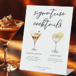Espresso Martini Lemon Drop Cocktails Bruiloft Men Reclamebord Met Voetstuk<br><div class="desc">Deze chique cocktaillijst met handtekeningen bevat eenvoudige zwarte typografie boven 2 drinken en hun ingrediënten voor uw trouwbar. Een espresso martini en citroen drop tekening voegen een koele flair toe aan uw bar menu. Compleet met de namen van het paar en de datum voor hun ontvangst.</div>