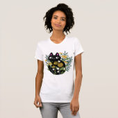 Essential T-Shirt, Zwarte kat met bloemen ontworpe T-shirt (Voorkant volledig)