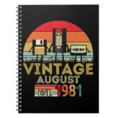 EST 1981  40ste verjaardag van de  maand augustus Notitieboek (Voorkant)