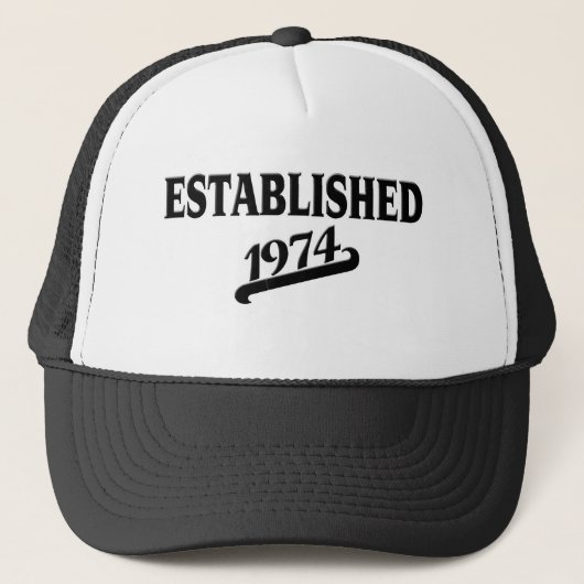 Established 1974.png trucker pet (Voorkant)