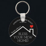 Estate House Heart Custom Realtor Business Sleutelhanger<br><div class="desc">Een sleutelhanger met een diameter van 2, 25 inch heeft een rood hart boven het dak van een nieuwe woning, de woorden "Bless This Home!" samen met uw bedrijfsnaam, telefoonnummer en naam van de agent. VERANDEREN DE ACHTERGRONDKLEUR naar alles - wij shows zwart. Pas dit marketingcadeau voor bedrijven aan met...</div>