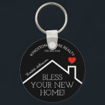 Estate House Heart Custom Realtor Business Sleutelhanger<br><div class="desc">Een sleutelhanger met een diameter van 2, 25 inch heeft een rood hart boven het dak van een nieuwe woning, de woorden "Bless This Home!" samen met uw bedrijfsnaam, telefoonnummer en naam van de agent. VERANDEREN DE ACHTERGRONDKLEUR naar alles - wij shows zwart. Pas dit marketingcadeau voor bedrijven aan met...</div>