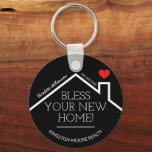 Estate House Heart Custom Realtor Business Sleutelhanger<br><div class="desc">2" ronde sleutelhanger heeft een rood hart boven het dak van een nieuw huis, de woorden "Bless Your New Home!" samen met de naam van uw bedrijf, het telefoonnummer en de naam van de agent. VERANDEREN DE ACHTERGRONDKLEUR naar alles - wij shows zwart. Pas dit marketingcadeau voor bedrijven aan met...</div>