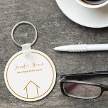 Estate Moderne House Elegant Custom Realtor Sleutelhanger<br><div class="desc">Deze moderne koninklijke sleutelhanger wordt gemaakt met uw naam van het realiteitbedrijf onder de agentennaam in chemische typografie. Deze minimalistische gouden en witte sleutelketen is een eenvoudige lijntekening van een huis. Een hedendaags cadeau voor een agent die werkt om je te helpen een huis te kopen.</div>