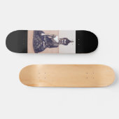 Estatua Metálica de Buda sobre Piso de Madera Persoonlijk Skateboard (Horizontaal)