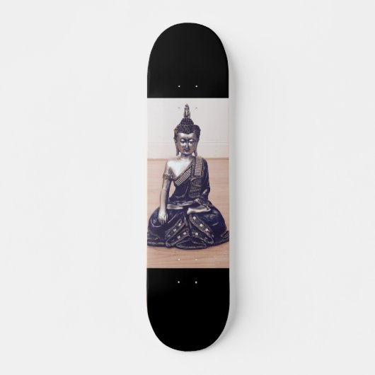 Estatua Metálica de Buda sobre Piso de Madera Persoonlijk Skateboard (Voorkant)