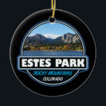 Estes Park Colorado Travel Art Emblem Keramisch Ornament<br><div class="desc">Het kunstontwerp van Estes Park toont de stad in het noorden van Colorado. Het is bekend als een basis voor het nationale park van de Rocky Mountain.</div>