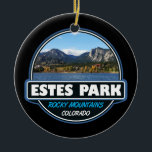 Estes Park Colorado Travel Art Emblem Keramisch Ornament<br><div class="desc">Het kunstontwerp van Estes Park toont de stad in het noorden van Colorado. Het is bekend als een basis voor het nationale park van de Rocky Mountain.</div>