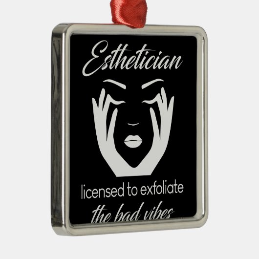 Estheticien met een vergunning voor de winning metalen ornament (Rechts)