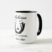 Estheticien met een vergunning voor de winning mok (Voorkant rechts)