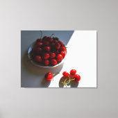 Esthetisch stilleven met rijpe kersen op een witte canvas afdruk (Voorkant)