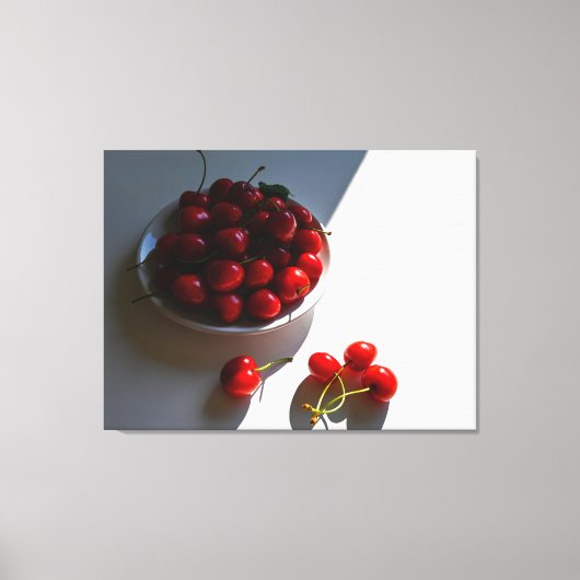 Esthetisch stilleven met rijpe kersen op een witte canvas afdruk (Voorkant)