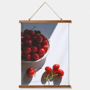 Esthetisch stilleven met rijpe kersen op een witte hangend wandkleed