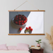 Esthetisch stilleven met rijpe kersen op een witte hangend wandkleed (Slaapkamer)