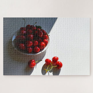 Esthetisch stilleven met rijpe kersen op een witte legpuzzel