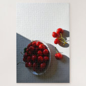 Esthetisch stilleven met rijpe kersen op een witte legpuzzel (Verticaal)