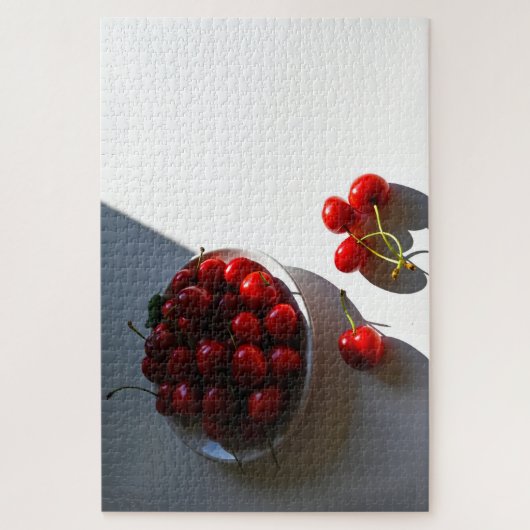 Esthetisch stilleven met rijpe kersen op een witte legpuzzel (Verticaal)
