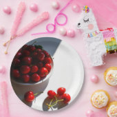 Esthetisch stilleven met rijpe kersen op een witte papieren bordje (Feest)