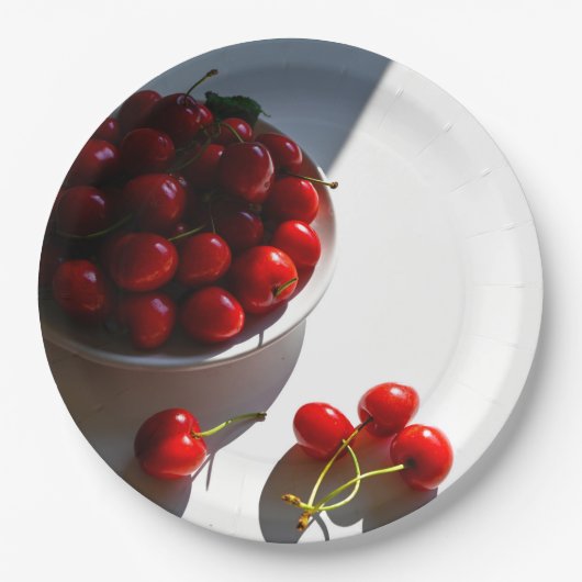 Esthetisch stilleven met rijpe kersen op een witte papieren bordje (Voorkant)