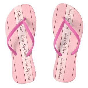 Esthetisch verticaal houtpatroon roze kleur teenslippers