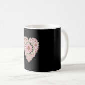 Esthetische bloemenhart mok | Zwarte mok met roze  (Voorkant rechts)