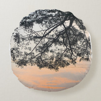 Esthetische boom silhouet tegen pastel zonsonderga rond kussen