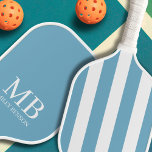 Esthetische Country Club Blue Stripes Monogram Sch Pickleball Paddle<br><div class="desc">Introductie van het toppunt van elegantie op het pickleball-veld - onze gepersonaliseerde roze en witte gestreepte pickleball-peddel, een tijdloze creatie die de verfijning van ouderwetse esthetiek naadloos combineert met de sensatie van pickleball. Deze peddel is gemaakt voor degenen die de fijnere dingen in het leven waarderen, en heeft een opvallend...</div>