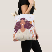 Esthetische gelukkige vrouw met bloemen tote bag (Dichtbij)