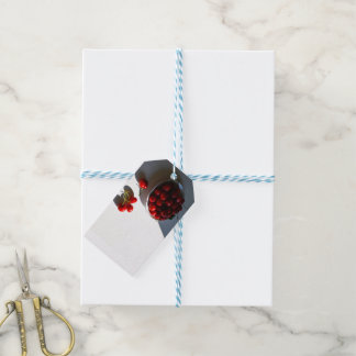 Esthetische stilleven met rijpe kersen op een witt cadeaulabel