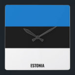 Estland Vlag Patriotic Vierkante Klok<br><div class="desc">De Estse Vlag Patriottic Square Wall Clock met de Estse vlag die over de hele klok wordt gedrukt. De transparante klokaantallen in de passende kleuren en het mooie "Peachy Keen"doopvont worden geplaatst over de vlagkleuren. Dit prachtige ontwerp is een verbluffend geschenk en een geweldig stuk show aan de wand. ©...</div>