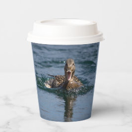 Eten met open bek papieren bekers