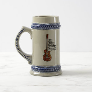 Eten slapen gitaar herhalen. Kleurrijke vintage Bierpul